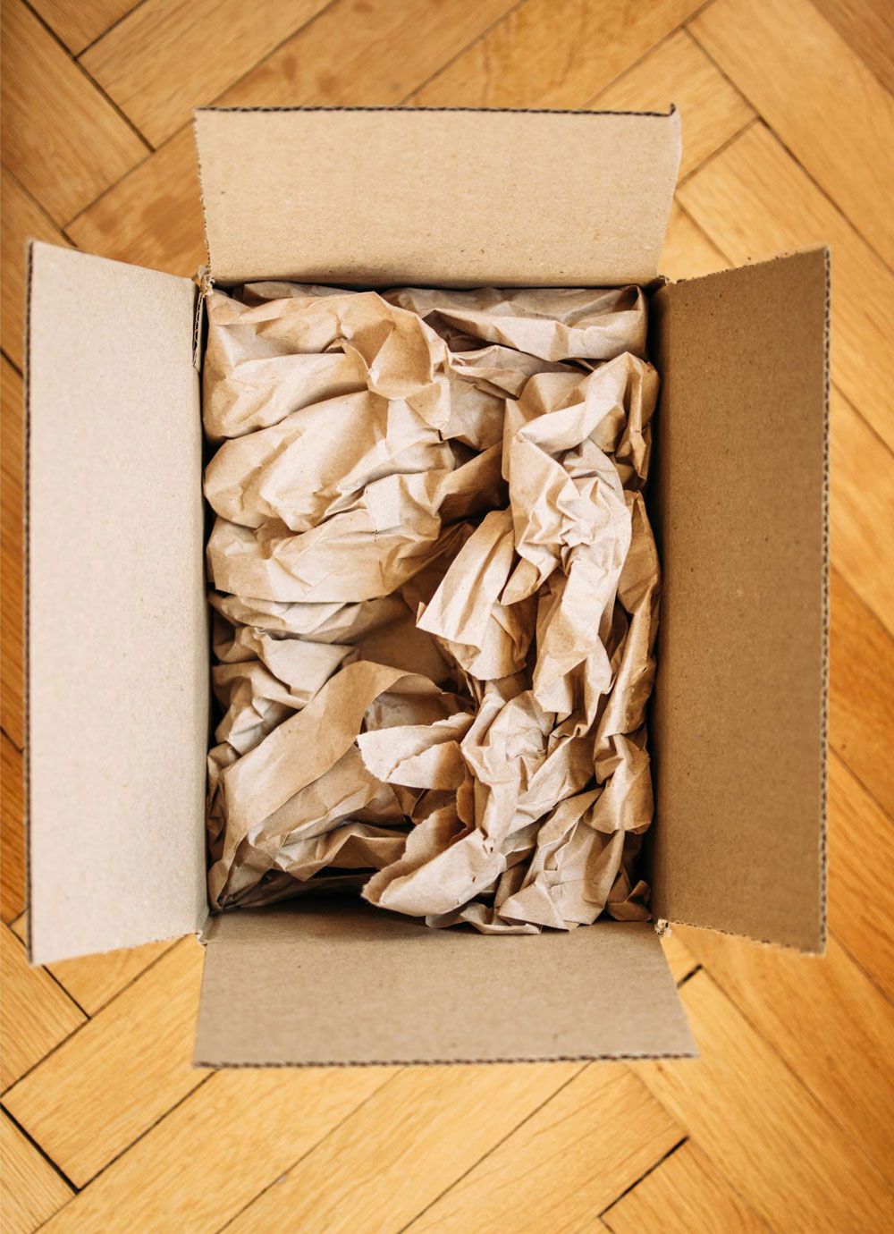 Ein Karton mit Papier gefüllt